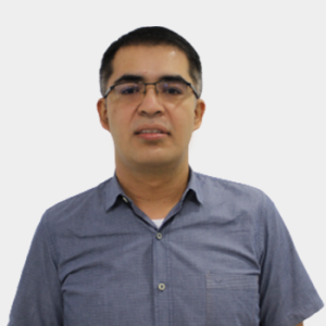 Professor William Pinto Hernández of the School of Mechanical Engineering, UIS, is presented to the general public and the educational community. The photo was taken in close-up, with a white background, and the professor is positioned in the center.