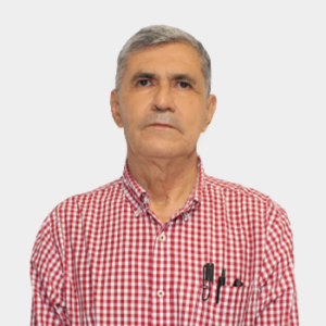 Professor Crisostomo Barajas Ferreira of the School of Chemical Engineering is presented to the general public and the educational community. The photo was taken in close-up, with a white background, and the professor is positioned in the center.