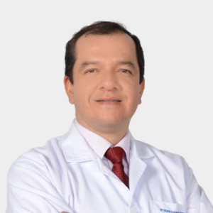 The professor of the Internal Medicine department at the School of Medicine, Boris Eduardo Vesga Angarita, is presented to the general public and educational community. The photo was taken in close-up, against a white background, with the professor centered.