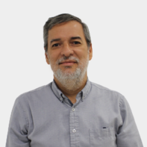 Professor David Alfredo Fuentes Díaz of the School of Mechanical Engineering, UIS, is presented to the general public and the educational community. The photo was taken in close-up, with a white background, and the professor is positioned in the center.