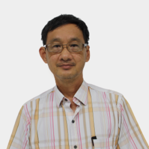 Professor Gustavo Chio Cho of the School of Civil Engineering, UIS, is presented to the general public and the educational community. The photo was taken in close-up, with a white background, and the professor is positioned in the center