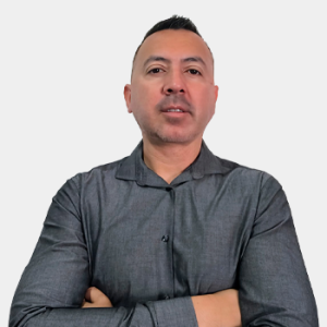 La foto fue tomada en primer plano, fondo blanco y el profesor Jhon Jairo Briceño esta situado en el centro.
