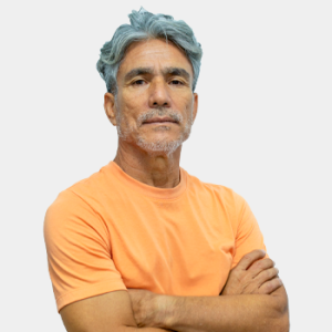 La foto fue tomada en primer plano, fondo blanco y el profesor Miltron Arciniegas Ayala está situado en el centro.