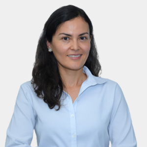 The photo was taken in the foreground, white background and Professor Viviana Sánchez is located in the centre.