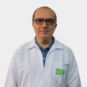 The professor in the Department of Basic Sciences, Diego Rincón Castillo, is presented to the general public and the educational community. The photo was taken in close-up, with a white background, and the professor is centered.