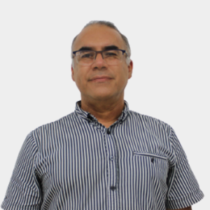 Professor Guillermo Mejía Aguilar of the School of Civil Engineering, UIS, is presented to the general public and the educational community. The photo was taken in close-up, with a white background, and the professor is positioned in the center.