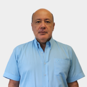 Professor Julio Cesar Chacón Velasco of the School of Electrical, Electronics, and Telecommunications Engineering is presented to the general public and the educational community. The photo was taken in close-up, with a white background, and the professor is positioned in the center.