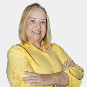 La foto fue tomada en primer plano, fondo blanco y la profesora Sonia Gómez Benitez está situado en el centro.