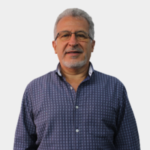 The professor in the Department of Basic Sciences, Fernando Rodríguez Sanabria, is presented to the general public and the educational community. The photo was taken in close-up, with a white background, and the professor is centered.
