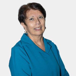 La foto fue tomada en primer plano, fondo blanco y la profesora Yolima Ivone Beltrán está situado en el centro.