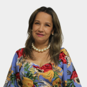 The professor of the School of Petroleum Engineering, Zuly Himelda Calderón Carrillo, is presented to the general public and the educational community. The photo was taken in close-up, with a white background, and the professor is situated in the center.