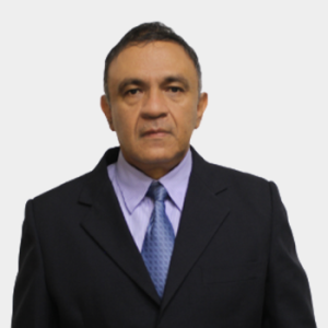 The professor of the School of Petroleum Engineering, Julio César Pérez Angulo, is presented to the general public and the educational community. The photo was taken in close-up, with a white background, and the professor is situated in the center.