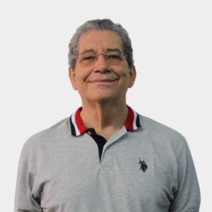 The professor in the Department of Basic Sciences, Luis Ernesto Ballesteros Acuña, is presented to the general public and the educational community. The photo was taken in close-up, with a white background, and the professor is centered.