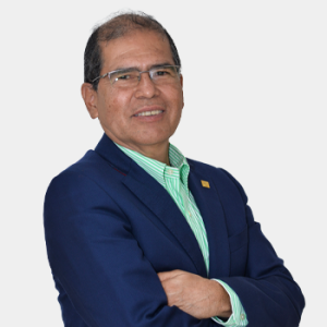 La foto fue tomada en primer plano, fondo blanco y el profesor Gerardo Latorre Bayona está situado en el centro.
