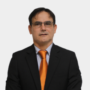 The professor of the School of Petroleum Engineering, Adan Yovani León Bermudez, is presented to the general public and the educational community. The photo was taken in close-up, with a white background, and the professor is situated in the center.