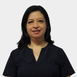 The professor of the Department of Pediatrics, Claudia Paola Acevedo, is introduced to the general public and the educational community. The photo was taken in close-up, with a white background, and the professor is situated in the center.