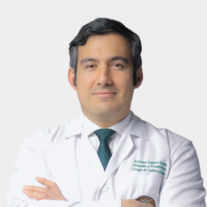 Josué Calderón Gamboa, profesor en el Departamento de Cirugía de la Escuela de Medicina, se presenta al público en general y a la comunidad educativa. La foto fue tomada en primer plano, con fondo blanco y el profesor en el centro.