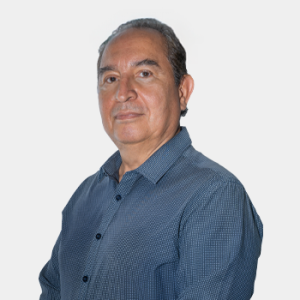 Se presenta al público general y la comunidad educativa al profesor de la Escuela de Ingenierías Eléctrica, Electrónica y de Telecomunicaciones, Homero Ortega Boada. La foto fue tomada en primer plano, fondo blanco y el profesor está situado en el centro.