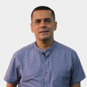 The professor in the Department of Basic Sciences, Fabián Alejando Gómez Torres, is presented to the general public and the educational community. The photo was taken in close-up, with a white background, and the professor is centered.