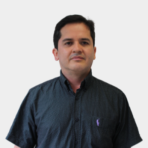 Professor Oscar Mauricio Reyes Torres of the School of Electrical, Electronics, and Telecommunications Engineering is presented to the general public and the educational community. The photo was taken in close-up, with a white background, and the professor is positioned in the center.