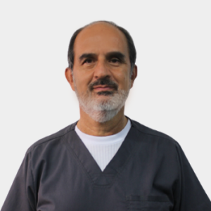 The professor in the Department of Basic Sciences, Guillermo Gómez Moya, is presented to the general public and the educational community. The photo was taken in close-up, with a white background, and the professor is centered.