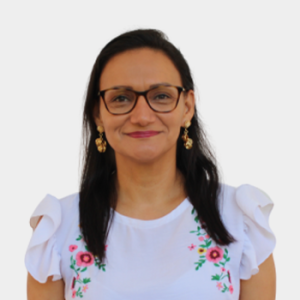 The general public and the educational community are introduced to Professor Laura Andrea Rodríguez Villamizar of the Department of Public Health. The photo was taken in close-up, with a white background, and the professor is centered.