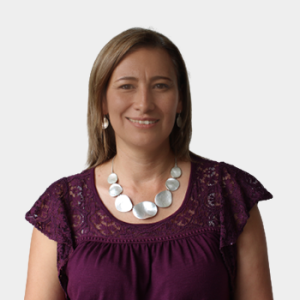 The professor of the School of Nursing, Carolina Vargas Porras, is introduced to the general public and the educational community. Master's in Nursing. The photo was taken in close-up, with a white background, and the professor is situated in the center.