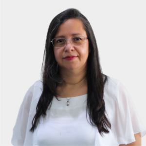 The professor of the School of Microbiology, Giovanna Rincón Cruz, is presented to the general public and the educational community. The photo was taken in close-up, with a white background, and the professor is positioned in the center.