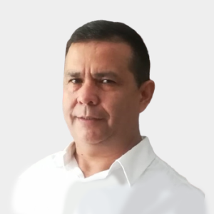 The professor in the Department of Basic Sciences, Bladimir Saldarriaga Téllez, is presented to the general public and the educational community. The photo was taken in close-up, with a white background, and the professor is centered.