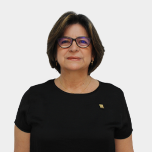 The professor of the School of Physiotherapy, Aminta Stella Casas Sánchez, is presented to the general public and the educational community. The photo was taken in close-up, with a white background, and the professor is positioned in the center.