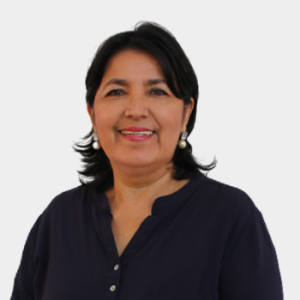 Se presenta al público general y la comunidad educativa a la profesora del Departamento de Salud Pública, Myriam Ruiz Rodríguez. La foto fue tomada en primer plano, fondo blanco y la profesora está situada en el centro.