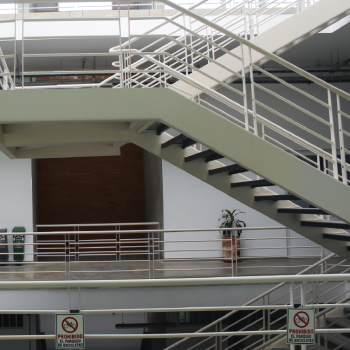 Foto tomada en las instalaciones donde se encuentran los laboratorios de la Facultad de Ingenierías Fisicomecánicas UIS en un plano general donde se puede apreciar las escaleras del primer, segundo y tercer piso.