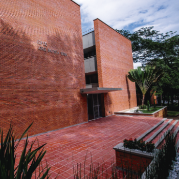 Foto suministrada por la Facultad de Ingenierías Fisicoquímicas UIS, en un plano general donde se puede apreciar el edificio de la facultad, el cual tiene escrito su nombre.