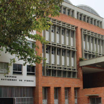 Foto tomada en las instalaciones de la Facultad de Ciencias Humanas UIS, en un plano general donde se puede apreciar el edificio de la facultad.