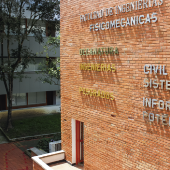 Foto tomada en la Facultad de Ingenierías Fisicomecánicas UIS, en un plano donde se puede apreciar el edifico de la facultad desde el lado derecho.