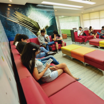 Foto suministrada por la Facultad de Ciencias Humanas UIS donde se puede apreciar en la sala de lectura, en un plano donde se puede apreciar estudiantes sentados en los muebles y leyendo.