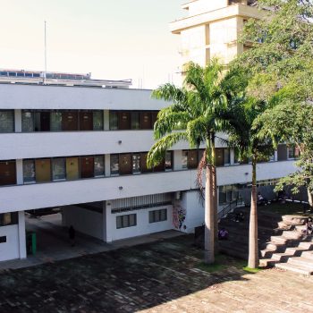 Foto tomada en la Facultad de Ciencias UIS en un plano general donde se puede apreciar una de las paredes del edificio de la facultad.