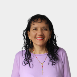 The professor of the School of Nursing, Alexandra García Rueda, is introduced to the general public and the educational community. Master's in Nursing. The photo was taken in close-up, with a white background, and the professor is situated in the center.