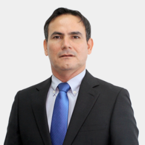 The professor of the School of Petroleum Engineering, Adan Yovani León Bermudez, is presented to the general public and the educational community.