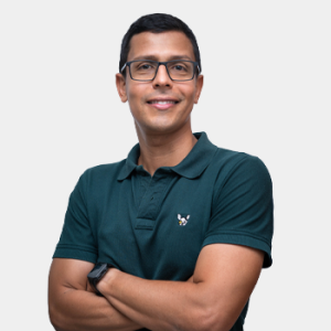 Fotografía frontal del profesor Adrian Marcel Gonzalez