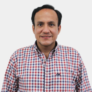 Fotografía frontal del profesor Alexander Holguín Villa