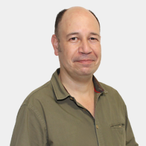 Se presenta al público general y la comunidad educativa al profesor Alfonso Fernandez Villa de la Escuela de Historia. La foto fue tomada en primer plano, fondo blanco y el profesor está situado en el centro.