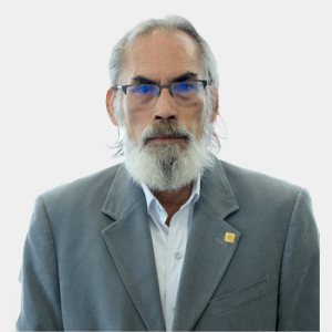 La foto fue tomada en primer plano, fondo blanco y el profesor Amado Antonio Rincón está situado en el centro.