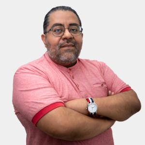 Angel Manuel Melendez, professor of the School of Metallurgical Engineering, is introduced to the general public and the educational community. The photo was taken in the foreground, white background and the professor is located in the center.