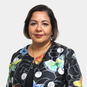 Aura Cecilia Pedraza – 03 Se presenta al público general y la comunidad educativa a la profesora de la Escuela de Estudios Industriales y Empresariales, Aura Cecilia Pedraza Avella. Doctora en Ciencias Económicas. La foto fue tomada en primer plano, fondo blanco y la profesora está situado en el centro.
