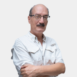 Fotografía frontal del profesor Carlos Uzcategui