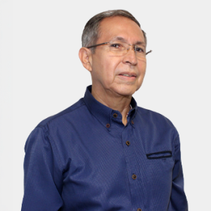 The photo was taken in the foreground, white background and Professor Cesar Augusto Roa is located in the centre.