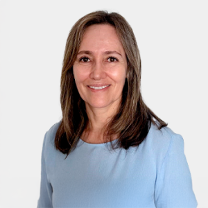 The photo was taken in the foreground, white background and Professor Claudia Isabel Amaya is located in the centre.