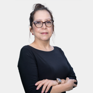 The photo was taken in the foreground, white background and Professor Claudia Lucia Figueroa is located in the centre.