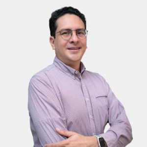 Fotografía frontal del profesor David Miranda